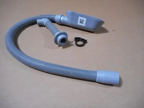 Schlauch mit gewellter Oberfläche und zwei passenden Klammern, verwendet in Heizungs- oder Sanitäranlagen, möglicherweise von der Marke Remeha.